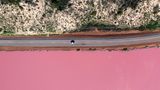 Der Coral Coast Highway gehört zu den wohl bekanntesten Strecken für einen Roadtrip in Western Australia. Die Route führt Reisende von Perth bis nach Exmouth zum größten Saumriff der Welt, vorbei an einsamen Stränden und beeindruckenden Schluchten. Ein absolutes Highlight des Roadtrips ist der weltberühmte pinke See Hutt Lagoon in der Nähe der Hafenstadt Geraldton. Weitere Stopps bieten sich etwa im Kalbarri Nationalpark oder an der Shark Bay an. 