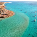 Das Ziel des Roadtrips: Das Ningaloo Reef. Das UNESCO-Weltnaturerbe zählt zu den artenreichsten Meeresgebieten der Welt und lockt mit seinem glasklaren Wasser daher vor allem Schnorchler und Taucher an.  Länge: 3.277 Kilometer  Dauer: 8 bis 11 Tage