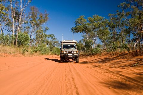 Mit dem Geländewagen durchs australische Outback cruisen, das kann man auf der legendären Gibb River Road machen. Die Tour führt Urlauber über staubige Straßen einmal quer durch die Kimberley Region von Broome bis nach Kununurra. Viele Menschen werden Sie auf diesem Roadtrip nicht treffen, dafür aber einzigartige Natur erleben. 