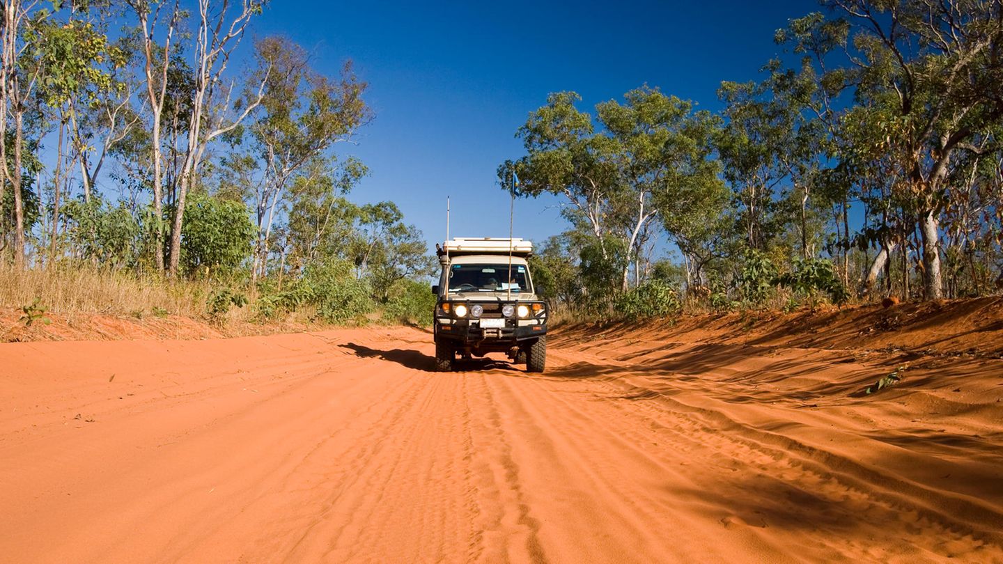 Mit dem Geländewagen durchs australische Outback cruisen, das kann man auf der legendären Gibb River Road machen. Die Tour führt Urlauber über staubige Straßen einmal quer durch die Kimberley Region von Broome bis nach Kununurra. Viele Menschen werden Sie auf diesem Roadtrip nicht treffen, dafür aber einzigartige Natur erleben. 