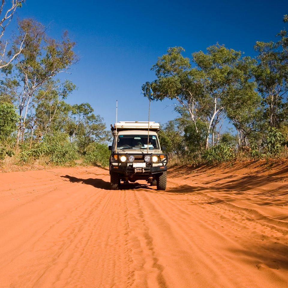Mit dem Geländewagen durchs australische Outback cruisen, das kann man auf der legendären Gibb River Road machen. Die Tour führt Urlauber über staubige Straßen einmal quer durch die Kimberley Region von Broome bis nach Kununurra. Viele Menschen werden Sie auf diesem Roadtrip nicht treffen, dafür aber einzigartige Natur erleben. 