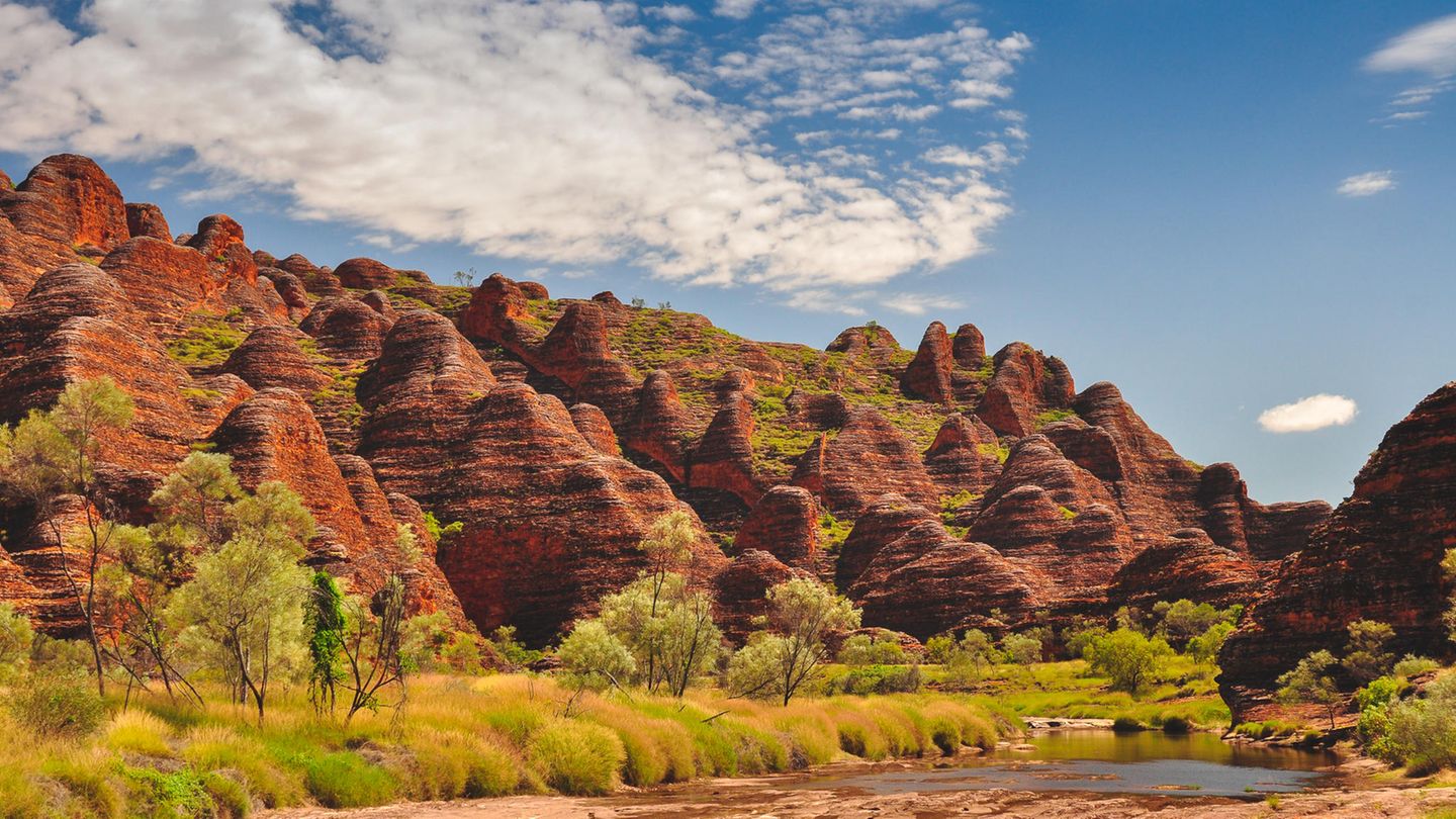 Gibb River Road Ein weiteres Highlight ist der Purnululu National Park mit den bienenkorbartigen Felsformationen der Bungle Bungle Range. Die UNESCO Welterbestätte wurde erst im Jahr 1991 von einem Filmteam aus der Luft entdeckt und gilt heute als beliebtes Ausflugsziel, das durch einen kleinen Abstecher von der Gibb River Road Richtung Süden erreichbar ist. Länge: 1.134 Kilometer Dauer: 10 bis 14 Tage