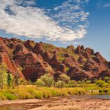 Ein weiteres Highlight ist der Purnululu National Park mit den bienenkorbartigen Felsformationen der Bungle Bungle Range. Die UNESCO Welterbestätte wurde erst im Jahr 1991 von einem Filmteam aus der Luft entdeckt und gilt heute als beliebtes Ausflugsziel, das durch einen kleinen Abstecher von der Gibb River Road Richtung Süden erreichbar ist.   Länge: 1.134 Kilometer  Dauer: 10 bis 14 Tage