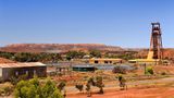 Ein Roadtrip der etwas anderen Art erwartet Abenteurer auf dem Golden Quest Discovery Trail. Das Besondere: Die Route führt durch die Goldfelder rund um das Städtchen Kalgoorlie, eines der größten Goldabbaugebiete der Welt. Passend dazu führt der Weg die Reisenden immer entlang der ursprünglichen Wasserleitung des Goldabbaugebiets von Mundaring Weir. Die kleinen Orte erinnern noch an die Kultur der Goldgräber...