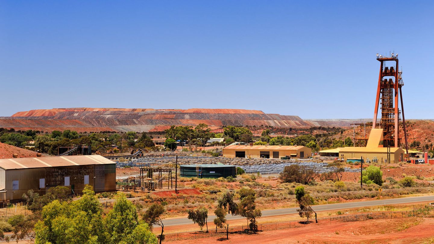Ein Roadtrip der etwas anderen Art erwartet Abenteurer auf dem Golden Quest Discovery Trail. Das Besondere: Die Route führt durch die Goldfelder rund um das Städtchen Kalgoorlie, eines der größten Goldabbaugebiete der Welt. Passend dazu führt der Weg die Reisenden immer entlang der ursprünglichen Wasserleitung des Goldabbaugebiets von Mundaring Weir. Die kleinen Orte erinnern noch an die Kultur der Goldgräber...