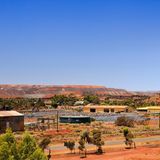 Ein Roadtrip der etwas anderen Art erwartet Abenteurer auf dem Golden Quest Discovery Trail. Das Besondere: Die Route führt durch die Goldfelder rund um das Städtchen Kalgoorlie, eines der größten Goldabbaugebiete der Welt. Passend dazu führt der Weg die Reisenden immer entlang der ursprünglichen Wasserleitung des Goldabbaugebiets von Mundaring Weir. Die kleinen Orte erinnern noch an die Kultur der Goldgräber...