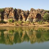 Ein Abenteuer in der echten Wildnis, das erlebt man heutzutage kaum noch irgendwo. In der Kimberley Region in Western Australia ist das noch möglich. Und sie lässt sich wunderbar durch einen Roadtrip von Broome zum Purnululu Nationalpark erkunden. Die besondere Landschaft in der Gegend hält viele Kulturhighlights und Denkmäler der Aboriginals bereit.