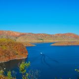 Angekommen im Purnululu Nationalpark können Reisende vor allem die abwechslungsreiche Natur genießen. Außerdem gibt es in der Region rund um Kununurra jede Menge Möglichkeiten, Westaustralien vom Wasser aus zu erkunden, zum Beispiel vom Lake Argyle, dem Ord River oder dem Lake Kununurra aus.  Länge: 2411 Kilometer  Dauer: 7 Tage