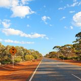 Auf dem Pfad der Regenbogenschlange wandeln – das können Reisende auf dem Warlu Way in Western Australia. Denn das bedeutet "Warlu" in der Sprache der Aboriginals. Startpunkt ist das Ningaloo Reef. Von dort aus geht es immer weiter ins Landesinnere, wo Australien sich von seiner schönsten Seite zeigt: einsames Outback, wilde Natur und beeindruckende Schluchten...