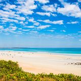 ... bis hin zum 22 Kilometer langen Cable Beach bei Broome, der eine ganz besondere Location für den Sonnenuntergang bietet. Man kann ihn entweder auf dem Rücken eines Kamels bei einer Tour erleben oder sich eine ruhige Ecke im Sand suchen und beobachten, wie die Sonne im Meer verschwindet.  Länge: 2048 Kilometer  Dauer: 7 Tage