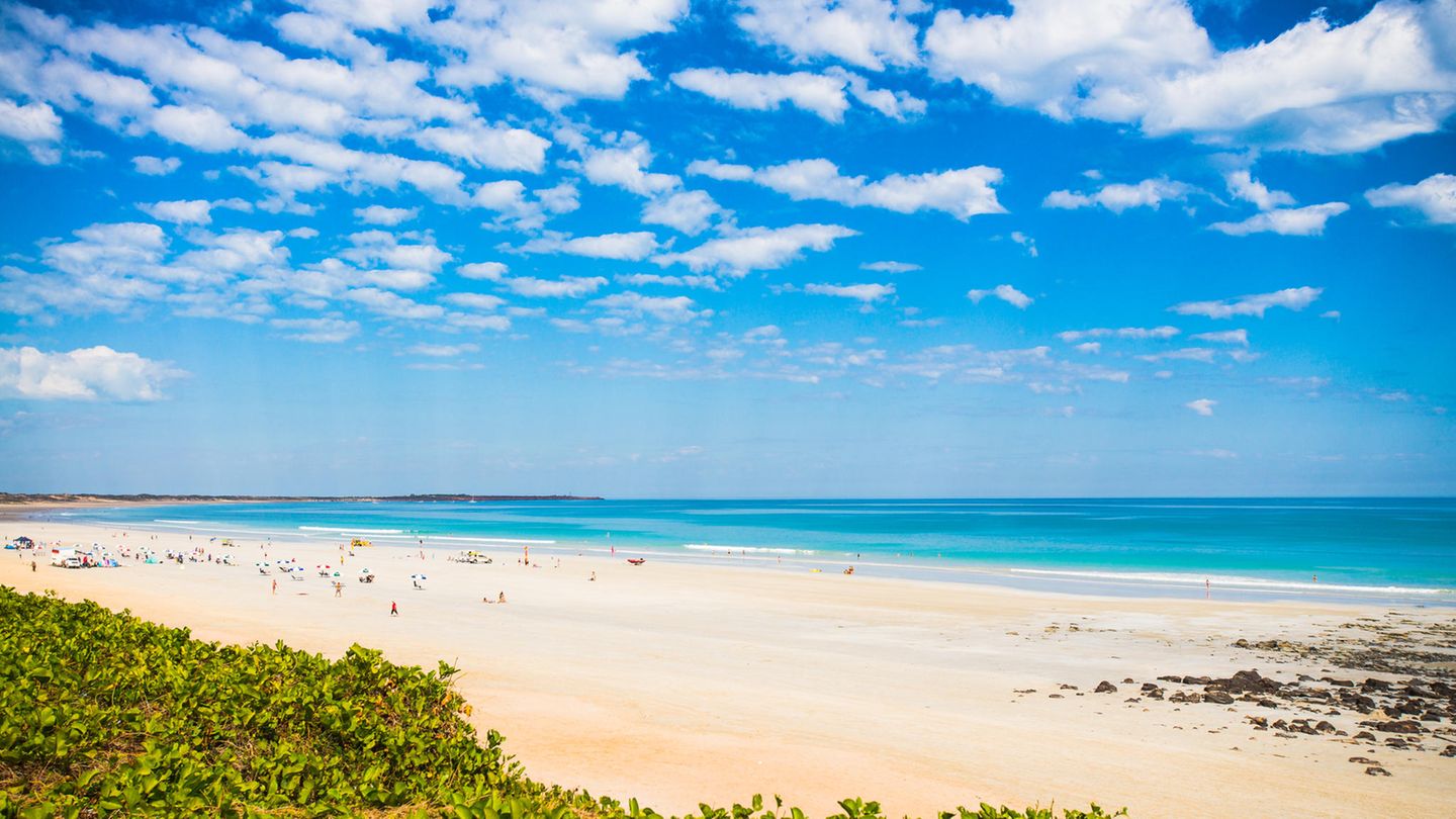 Warlu Way ... bis hin zum 22 Kilometer langen Cable Beach bei Broome, der eine ganz besondere Location für den Sonnenuntergang bietet. Man kann ihn entweder auf dem Rücken eines Kamels bei einer Tour erleben oder sich eine ruhige Ecke im Sand suchen und beobachten, wie die Sonne im Meer verschwindet. Länge: 2048 Kilometer Dauer: 7 Tage