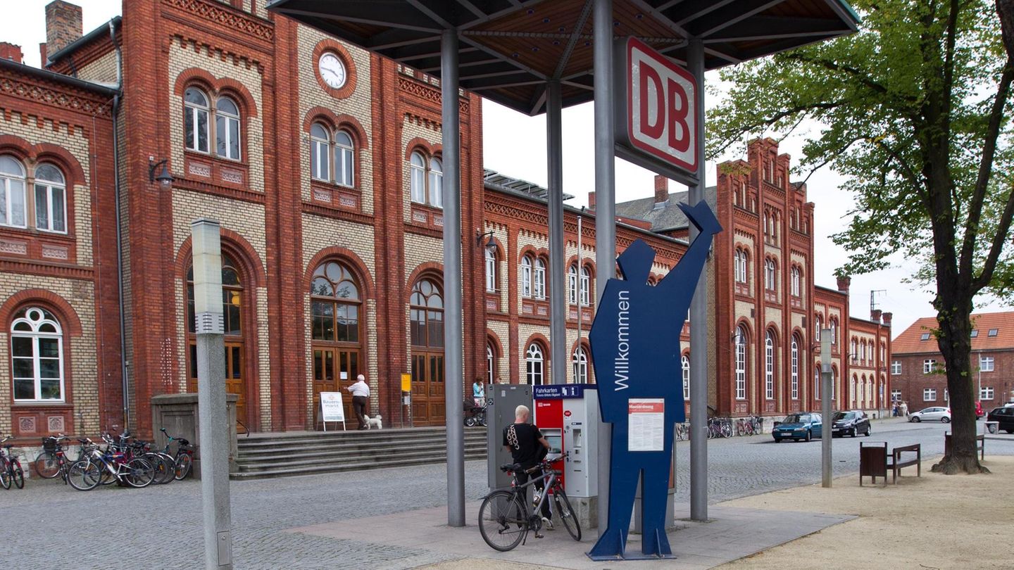 Bahnhof in Stendal. Hin und weg mit dem Deutschlandticket geht's bald nur noch mit Zügen.
