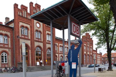 Bahnhof in Stendal. Hin und weg mit dem Deutschlandticket geht's bald nur noch mit Zügen.
