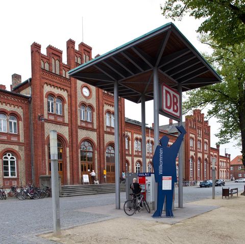 Bahnhof in Stendal. Hin und weg mit dem Deutschlandticket geht's bald nur noch mit Zügen.