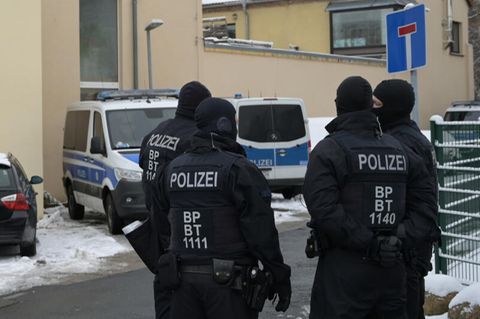 Großrazzia in mehreren Bundesländern: Hier stehen Einsatzkräfte der Polizei vor einem mutmaßlichen Reichsbürger-Anwesen in Wittenberg, Sachsen-Anhalt
