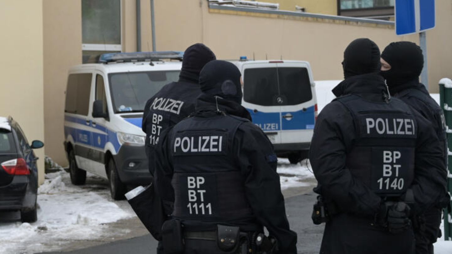 Großrazzia in mehreren Bundesländern: Hier stehen Einsatzkräfte der Polizei vor einem mutmaßlichen Reichsbürger-Anwesen in Wittenberg, Sachsen-Anhalt