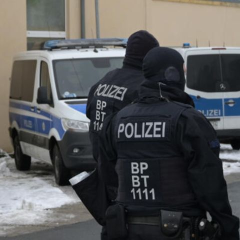 Großrazzia in mehreren Bundesländern: Hier stehen Einsatzkräfte der Polizei vor einem mutmaßlichen Reichsbürger-Anwesen in Wittenberg, Sachsen-Anhalt