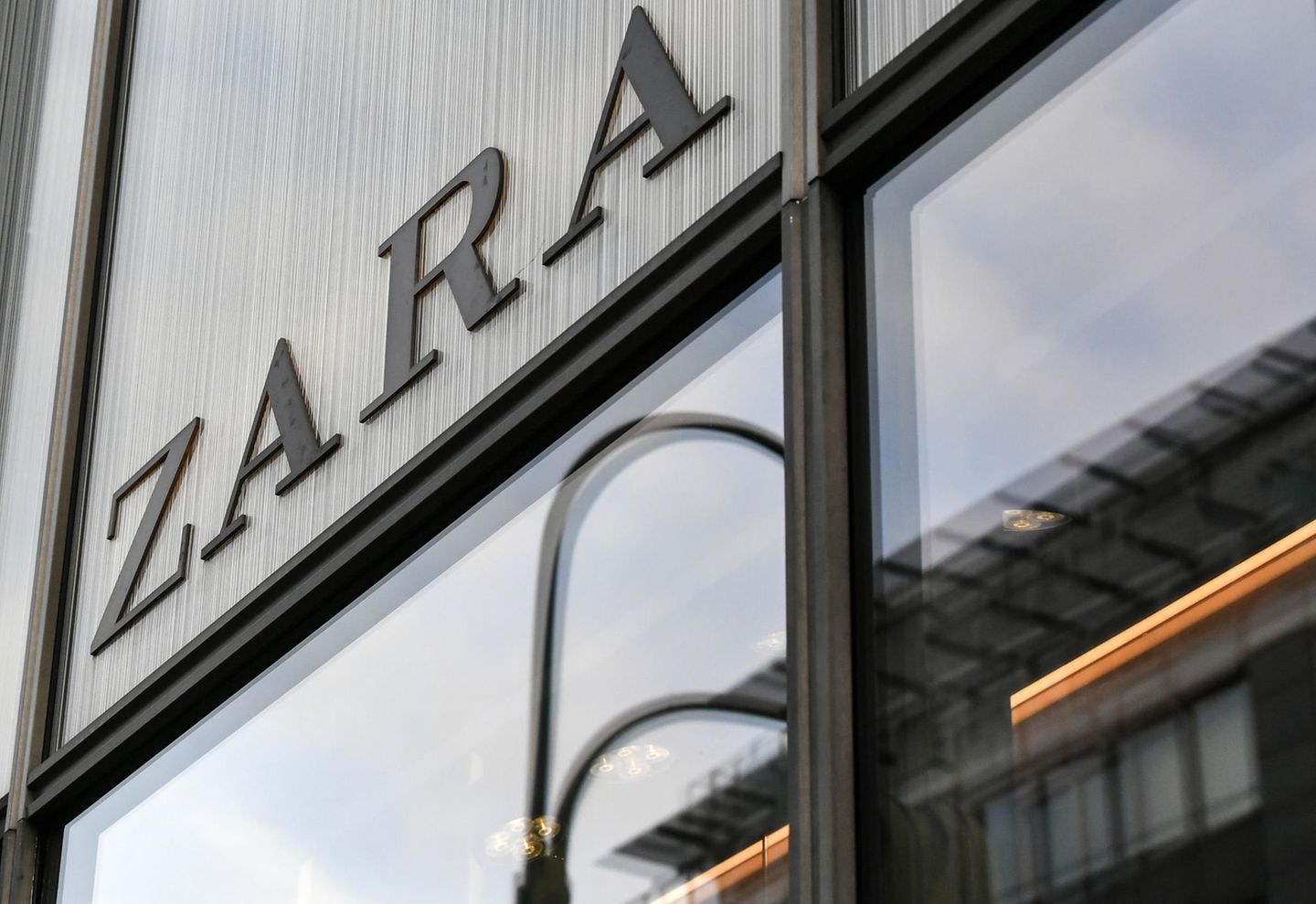 Das Bild zeigt das Markenlogo einer Zara-Filiale
