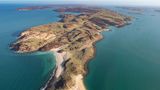 Kultur pur – und jede Menge Natur – verspricht der Ardi Cultural Drive. An der Küste der Dampier Peninsula entlang entdecken Sie unberührte Strände und rostrote Sanddünen. Ein besonderes Highlight der kürzesten Route in unserem Überblick ist die Kultur der Aboriginal People, die auf der Dampier Peninsula nahezu überall spür- und erlebbar ist. Übrigens: Wer lieber den Meereslebewesen näherkommen möchte, der kann das im Rahmen eines Bootsausfluges zum Buccaneer Archipel machen.   Länge: 507 Kilometer  Dauer: 4 bis 5 Tage