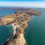 Kultur pur – und jede Menge Natur – verspricht der Ardi Cultural Drive. An der Küste der Dampier Peninsula entlang entdecken Sie unberührte Strände und rostrote Sanddünen. Ein besonderes Highlight der kürzesten Route in unserem Überblick ist die Kultur der Aboriginal People, die auf der Dampier Peninsula nahezu überall spür- und erlebbar ist. Übrigens: Wer lieber den Meereslebewesen näherkommen möchte, der kann das im Rahmen eines Bootsausfluges zum Buccaneer Archipel machen.   Länge: 507 Kilometer  Dauer: 4 bis 5 Tage