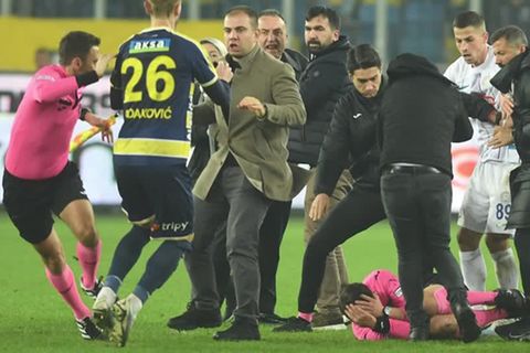 Video: Türkei: Brutaler Angriff auf Fußball-Schiedsrichter