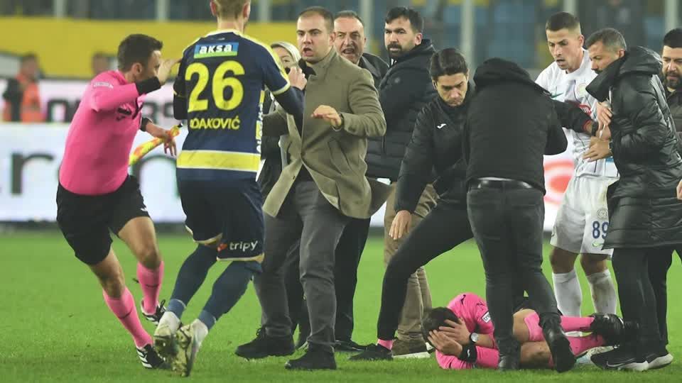Video: Türkei: Brutaler Angriff auf Fußball-Schiedsrichter Video: Türkei: Brutaler Angriff auf Fußball-Schiedsrichter