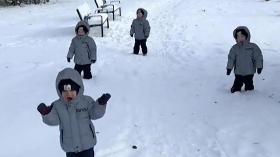 Schreikonzert bei Spaziergang: Vierlinge erleben ersten Schnee – und hassen es Schreikonzert bei Spaziergang: Vierlinge erleben ersten Schnee – und hassen es