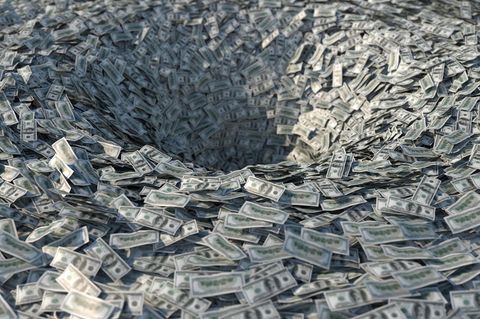 Ein Geldstrudel mit verschwindenden Banknoten