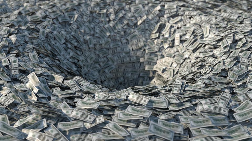 Ein Geldstrudel mit verschwindenden Banknoten