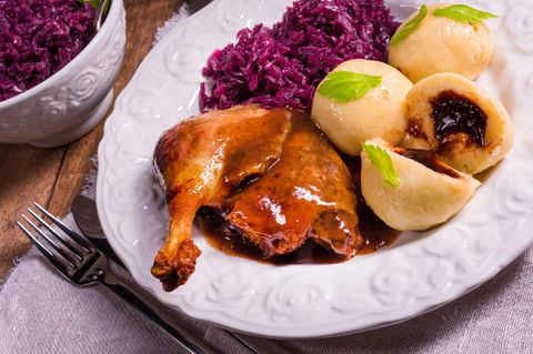 Ente mit Knödeln und Rotkohl: So geht der Weihnachtsklassiker in günstig