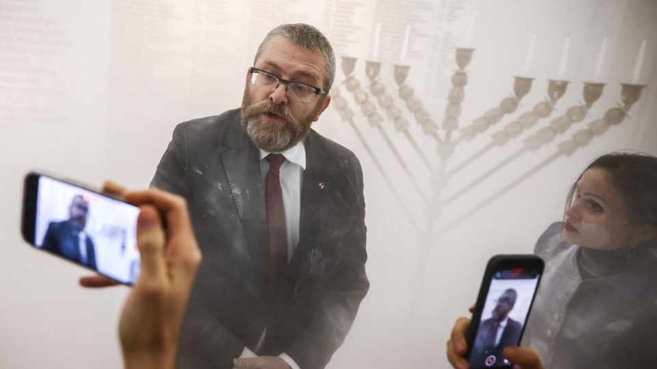 Eklat im polnischen Parlament: Grzegorz Braun, ein Mitglied der rechtsextremen Konföderationspartei, nachdem er im polnischen Parlament Kerzen eines Chanukka-Leuchters gelöscht hat Grzegorz Braun, ein Mitglied der rechtsextremen Konföderationspartei, nachdem er im polnischen Parlament Kerzen eines Chanukka-Leuchters gelöscht hat