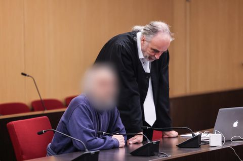 Der Angeklagte im Gerichtssaal neben seinem Anwalt