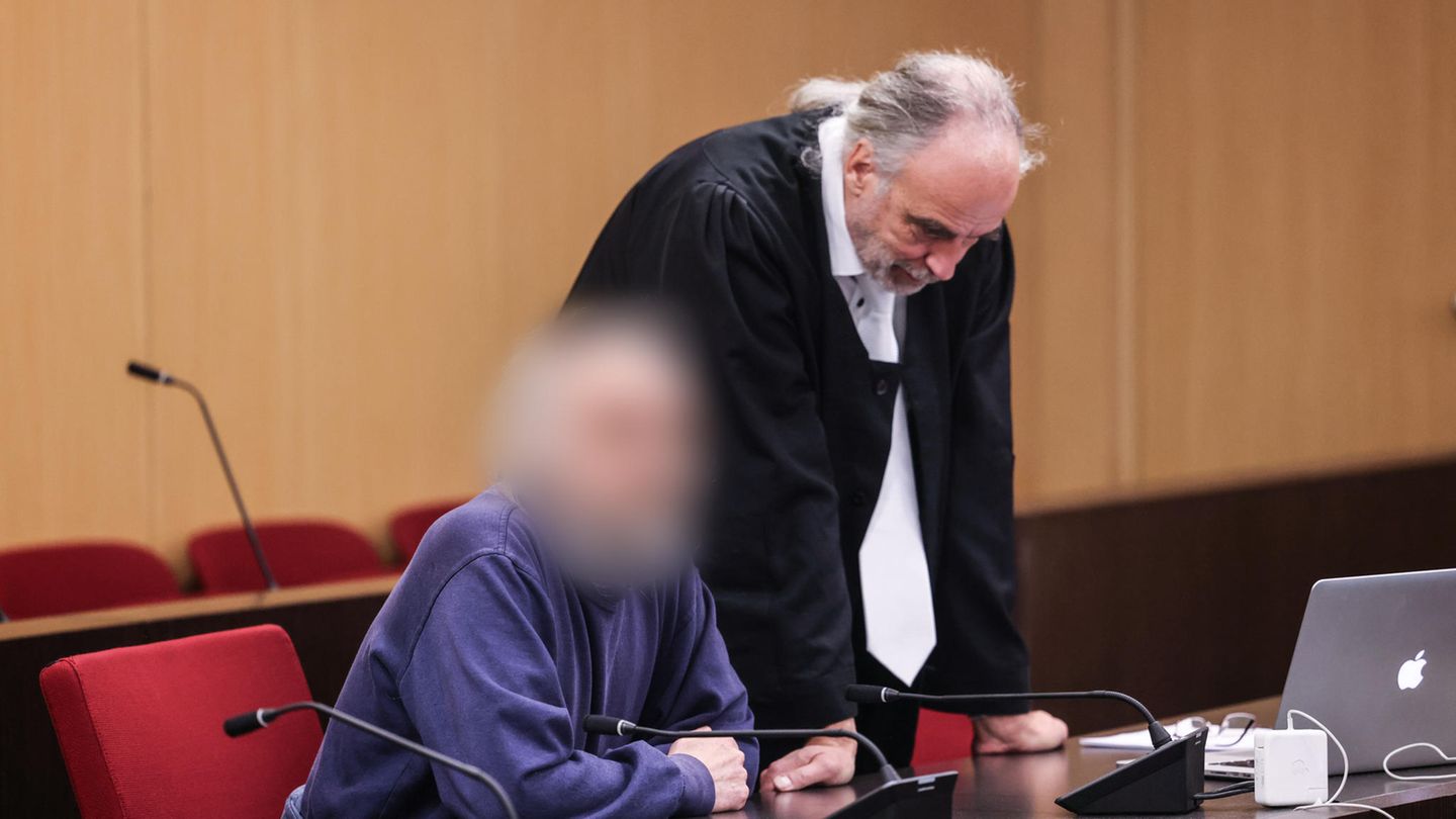 Der Angeklagte im Gerichtssaal neben seinem Anwalt