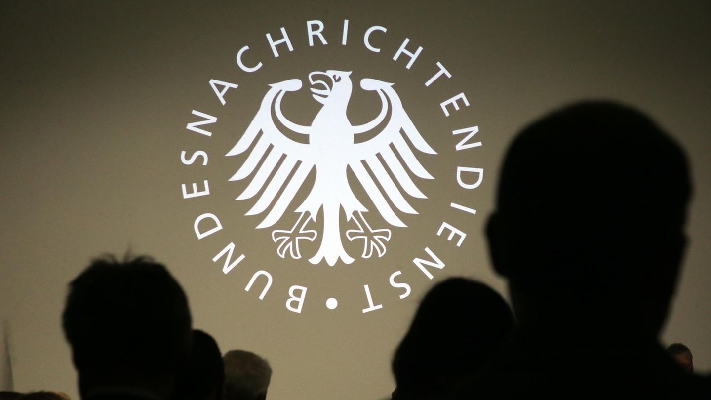 Menschen stehen im Besucherzentrum vom Bundesnachrichtendienst (BND)