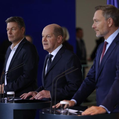 Knapp vier Wochen nach dem Karlsruher Urteil treten Kanzler Scholz (M.), Vizekanzler Habeck (l.) und Finanzminister Lindner (r.) wieder vor die Presse
