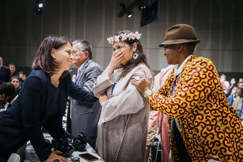 COP28 in Dubai: Baerbock (Buendnis 90/Die Gruenen), Bundesaussenministerin, gemeinsam mit der Delegation der Marshall Islands