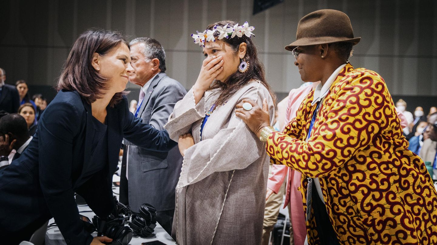 COP28 in Dubai: Baerbock (Buendnis 90/Die Gruenen), Bundesaussenministerin, gemeinsam mit der Delegation der Marshall Islands