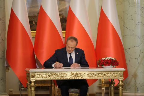 Er macht es amtlich: Donald Tusk unterzeichnet am Mittwochmorgen den Eid zur Vereidigung als Ministerpräsident von Polen in der neuen Regierung