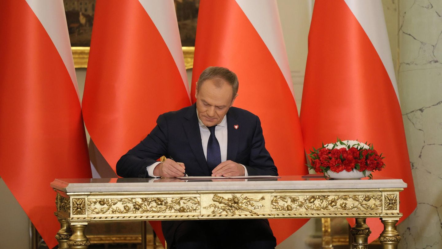 Neue Regierung: Er macht es amtlich: Donald Tusk unterzeichnet am Mittwochmorgen den Eid zur Vereidigung als Ministerpräsident von Polen in der neuen Regierung Er macht es amtlich: Donald Tusk unterzeichnet am Mittwochmorgen den Eid zur Vereidigung als Ministerpräsident von Polen in der neuen Regierung