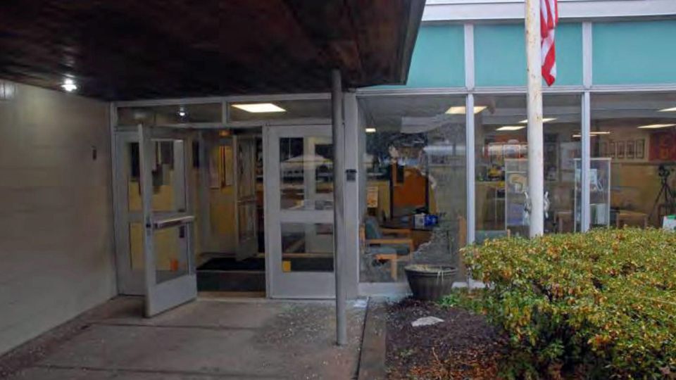 Die kaputte Eingangstür der Sandy Hook Grundschule
