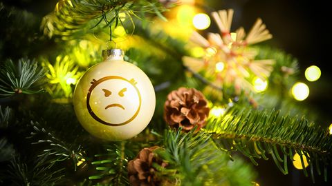 Eine Kugel mit Wut-Emoji hängt an einem Weihnachtsbaum