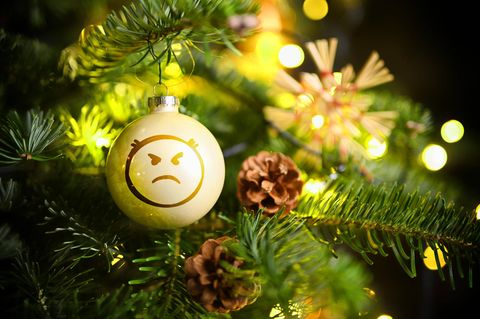 Eine Kugel mit Wut-Emoji hängt an einem Weihnachtsbaum