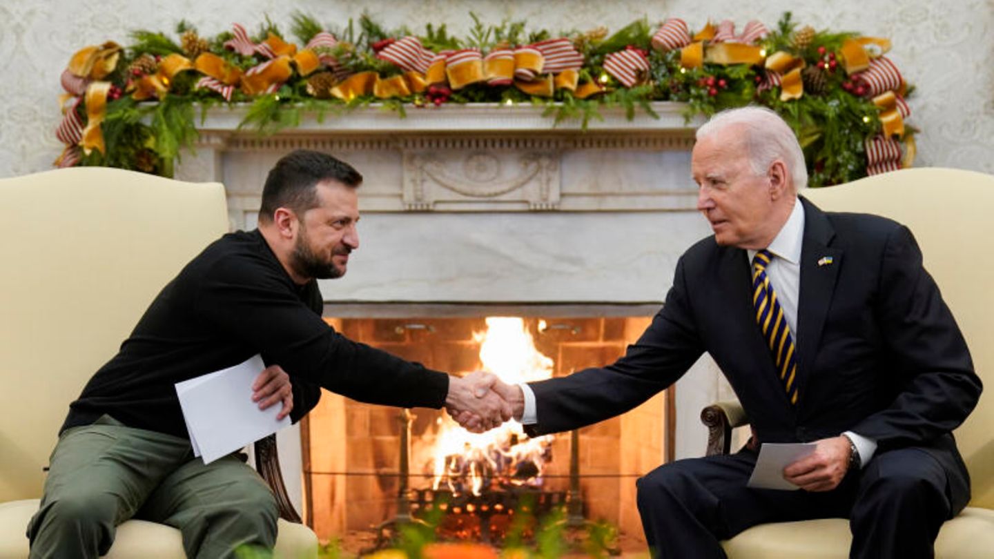 US-Präsident Joe Biden (r) schüttelt seinem ukrainischen Amtskollegen Wolodymyr Selenskyj die Hand