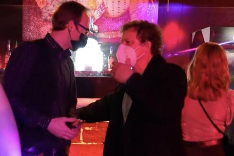 Mit Schutzmaske auf Partys?: Corona-Risiko auf Weihnachtsfeiern – das sagen Experten