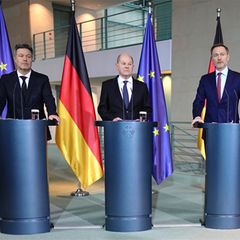 Robert Habeck (Bündnis 90/Die Grünen), Olaf Scholz (SPD) und Christian Lindner (FDP) bei einem Pressetermin im Bundeskanzleramt