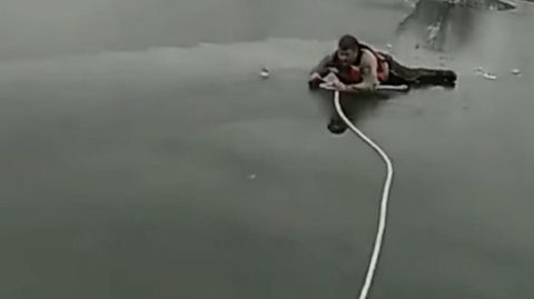 Beim Eisangeln eingebrochen: Polizisten retten zwei Männer und Hund von zugefrorenem See
