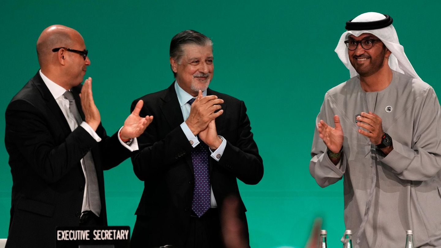 Klimagipfel-Präsident Sultan al-Dschaber (r) klatscht zum Abschluss der internationalen Konferenz Beifall