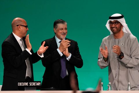 Klimagipfel-Präsident Sultan al-Dschaber (r) klatscht zum Abschluss der internationalen Konferenz Beifall