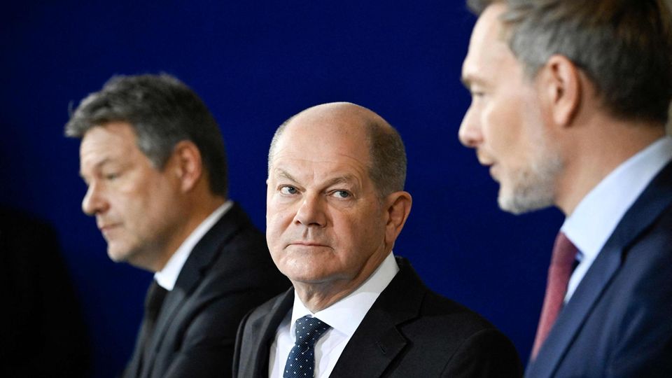 Scholz, Lindner, Habeck nach Verhandlungsnacht: Kriegt die Ampel so die Kurve?