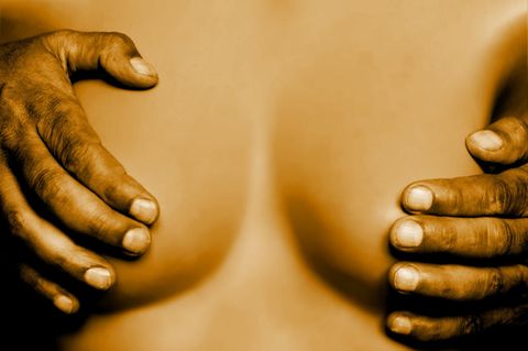 Nina Poelchau, systemische und emotionsfokussierte Paartherapeutin, erklärt im Interview, warum die Sexualität in vielen Beziehungen so allmählich ausstirbt, und was Paare dagegen tun können.